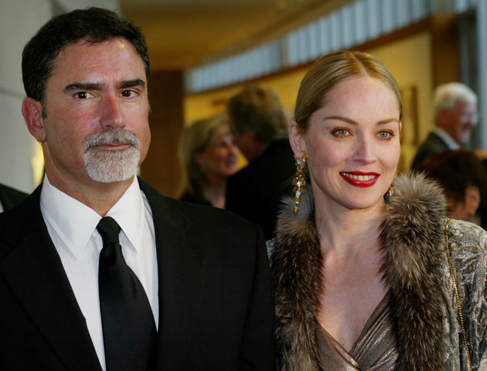  

Sharon Stone a Phil Bronstein

Po devíti měsících randění se na Valentýna 1998 rozhodli vzít Sharon Stone a novinář Phil Bronstein, a to v hereččině vile za 2,7 milionů liber v Beverly Hills. Limuzíny tehdy přivezly na sto dvacet známých hostů včetně Melanie Griffith a Antonia Banderase. Sharon a Phil v roce 2000 adoptovali syna Roana, manželství jim ale nevydrželo. Rozchod oznámili v červenci 2003 a syn byl poté svěřen do péče Philu Bronsteinovi. 
