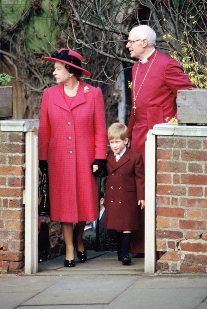  

Královna s malým princem Harrym ve Windsoru v roce 1989.
