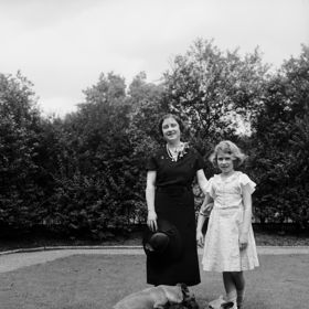  

Malá princezna Alžběta v červnu roku 1936 v obklopení psů plemene Pembroke Welsh Corgi.
