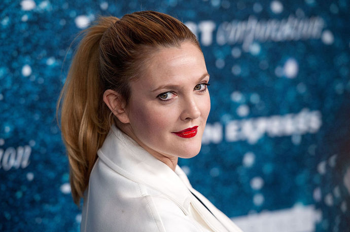  

Americká herečka Drew Barrymore (22. 2. 1975) pochází z jednoho z nejvýznamnějších hollywoodských klanů. Před kamerou se objevila už ve svých jedenácti měsících, svou první velkou roli pak získala v sedmi letech ve filmu E.T., který režíroval její kmotr Steven Spielberg. Sama Drew Barrymore je kmotrou dcery Kurta Cobaina – Frances Bean Cobain.  

