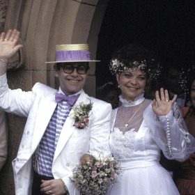 Elton John a Renate Blauel
Jen málokdo už si asi vzpomene na německou zvukařku Renate Blauel, se kterou se sir Elton John oženil na Valentýna roku 1984 v Sydney. Manželé byli celé čtyři roky, i když Renate později přiznala, že věděla, že je Elton homosexuál. Po rozvodu v roce 1988 se odstěhovala zpět do Německa a Elton se později oženil s Davidem Furnishem, se kterým společně vychovávají syny Elijaha a Zacharyho. Renate o sobě dala znovu vědět v roce 2019, kdy vstoupil do kin Eltonův životopisný film Rocketman, jenž ukazuje i podrobnosti jejich manželství. Renate označila film za klamavý a zažalovala zpěváka o téměř devadesát milionů korun.
Elton John a Renate Blauel
Jen málokdo už si asi vzpomene na německou zvukařku Renate Blauel, se kterou se sir Elton John oženil na Valentýna roku 1984 v Sydney. Manželé byli celé čtyři roky, i když Renate později přiznala, že věděla, že je Elton homosexuál. Po rozvodu v roce 1988 se odstěhovala zpět do Německa a Elton se později oženil s Davidem Furnishem, se kterým společně vychovávají syny Elijaha a Zacharyho. Renate o sobě dala znovu vědět v roce 2019, kdy vstoupil do kin Eltonův životopisný film Rocketman, jenž ukazuje i podrobnosti jejich manželství. Renate označila film za klamavý a zažalovala zpěváka o téměř devadesát milionů korun.