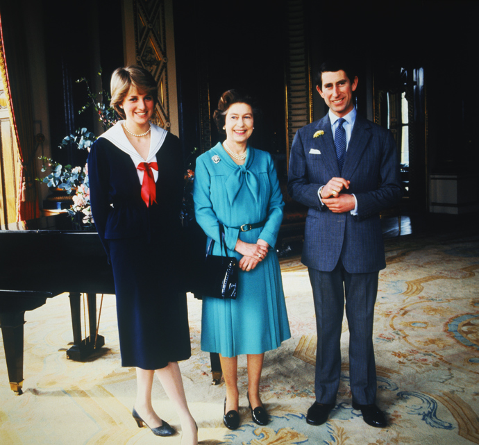  

Královna Alžběta II. společně s Lady Dianou Spencer a princem Charlesem v Buckinghamském paláci v březnu roku 1981.
