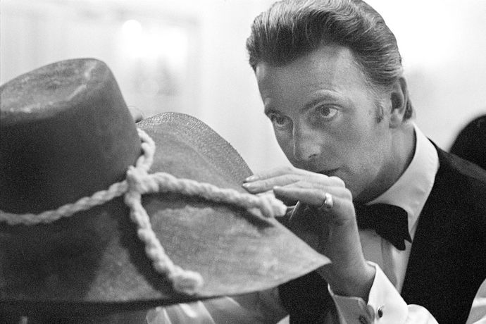  

Francouzský návrhář a kostýmní designer Hubert de Givenchy (20. 2. 1927) pracoval s nejvýznamnějšími ženami své doby. Mezi jeho klientkami byly Jacqueline Kennedy, Grace Kelly nebo Audrey Hepburn, pro kterou navrhl kostýmy do filmů Sabrina a Breakfast at Tiffany’s.  
