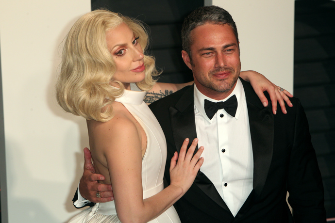  

Lady Gaga a Taylor Kinney

Herečka a zpěvačka Lady Gaga má na zásnuby vyloženě smůlu a nepomohl jí ani svatý Valentýn. Poprvé ji po třech letech vztahu požádal o ruku herec Taylor Kinney, známý ze seriálu Chicago Fire. Stalo se tak na Valentýna 2015 a svatba byla doslova na spadnutí, když se pár nakonec v červenci 2016 rozešel. Podruhé oznámila zásnuby v roce 2018 během emotivního proslovu na galavečeru magazínu ELLE, ale ani ty netrvaly dlouho a lovec talentů Christian Carino byl v roce 2019 odsunut do škatulky „Nikdy více“. Vyjde zpěvačce svatba do třetice všeho dobrého?
