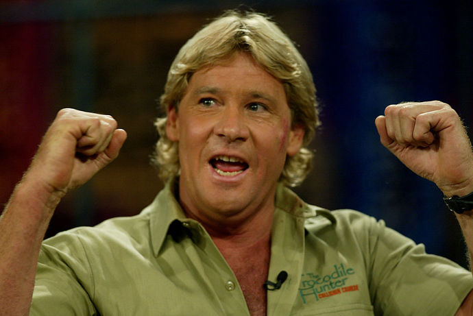  

Steve Irwin (22. 2. 1962) byl legendárním australským autorem dokumentárních filmů a hvězdou televizního seriálu The Crocodile Hunter. Díky svému nadšení pro všechny druhy živočichů, vášnivému stylu prezentace, silnému australskému přízvuku, khaki soupravě a frázi "Crikey!" se stal známým po celém světě. Zemřel během šnorchlování v roce 2006, kdy byl bodnut trnuchou přímo do srdce.    
