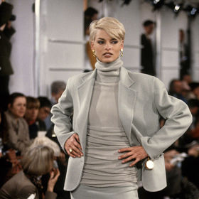 Linda Evangelista
Modelka kanadského původu byla objevena už ve svých šestnácti letech. Její kariéra nabrala na obrátkách, když jí francouzský kadeřník Julien d'Ys navrhl, aby se ostříhala nakrátko – účes se stal známým jako „The Linda”. V roce 1991 prý inkasovala od domu Lanvin 20 000 dolarů za jednu přehlídku, což byla na tu dobu bezprecedentní suma. Podle mnohých právě tento okamžik způsobil raketový vzestup platů modelek.
Linda Evangelista
Modelka kanadského původu byla objevena už ve svých šestnácti letech. Její kariéra nabrala na obrátkách, když jí francouzský kadeřník Julien d'Ys navrhl, aby se ostříhala nakrátko – účes se stal známým jako „The Linda”. V roce 1991 prý inkasovala od domu Lanvin 20 000 dolarů za jednu přehlídku, což byla na tu dobu bezprecedentní suma. Podle mnohých právě tento okamžik způsobil raketový vzestup platů modelek.