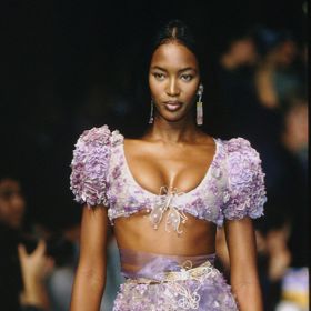 Naomi Campbell
Společně s Christy Turlington a Lindou Evangelistou se těmto modelkám říkalo „Trinity“. Kromě přehlídek a editorialů se Naomi objevila mimo jiné v reklamě na kosmetiku PUPA a tancovala v klipu Michaela Jacksona k písni „In the Closet”. Dnes je jako jedna z mála stále aktivní modelkou, účastní se přehlídek i módních kampaní. Ve svých padesáti letech se také poprvé stala tváří kosmetické značky Pat McGrath. Její jmění se dnes odhaduje na 80 miliónů dolarů.
Naomi Campbell
Společně s Christy Turlington a Lindou Evangelistou se těmto modelkám říkalo „Trinity“. Kromě přehlídek a editorialů se Naomi objevila mimo jiné v reklamě na kosmetiku PUPA a tancovala v klipu Michaela Jacksona k písni „In the Closet”. Dnes je jako jedna z mála stále aktivní modelkou, účastní se přehlídek i módních kampaní. Ve svých padesáti letech se také poprvé stala tváří kosmetické značky Pat McGrath. Její jmění se dnes odhaduje na 80 miliónů dolarů.