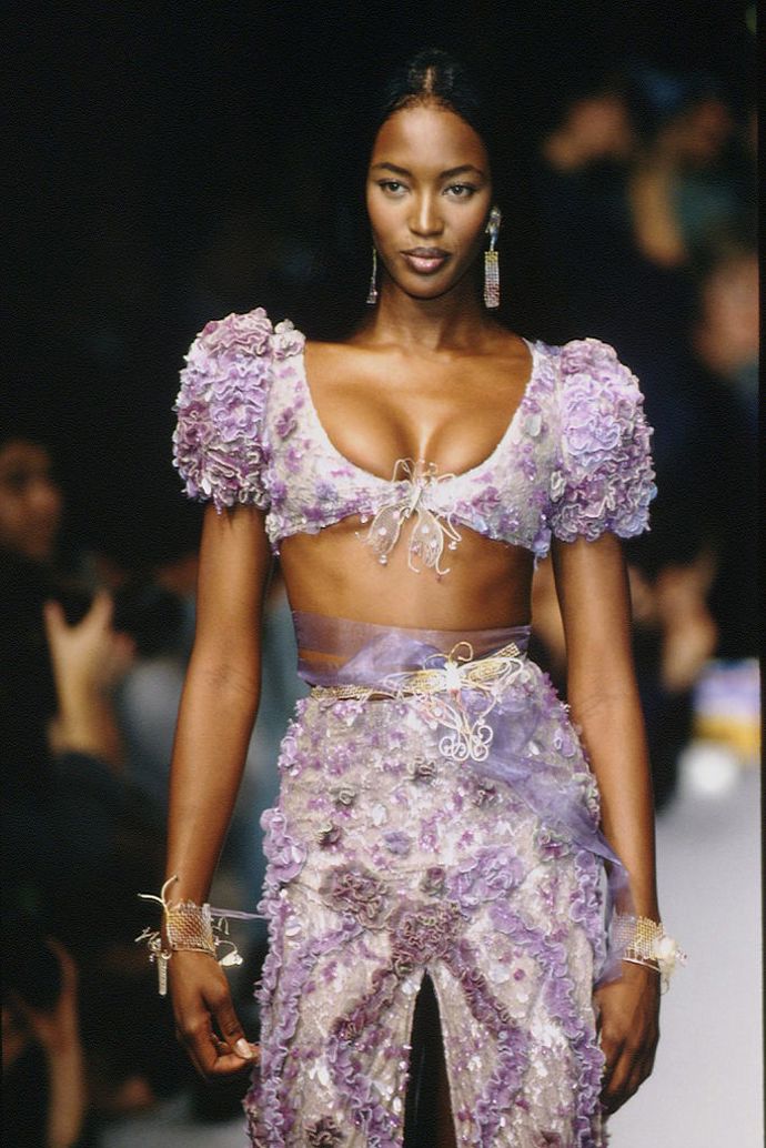  

Naomi Campbell  

Společně s Christy Turlington a Lindou Evangelistou se těmto modelkám říkalo „Trinity“. Kromě přehlídek a editorialů se Naomi objevila mimo jiné v reklamě na kosmetiku PUPA a tancovala v klipu Michaela Jacksona k písni „In the Closet”. Dnes je jako jedna z mála stále aktivní modelkou, účastní se přehlídek i módních kampaní. Ve svých padesáti letech se také poprvé stala tváří kosmetické značky Pat McGrath. Její jmění se dnes odhaduje na 80 miliónů dolarů.   
