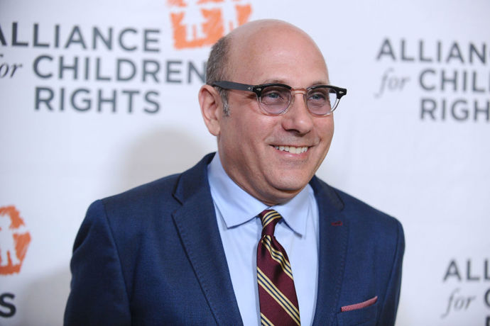 

Amerického herce Willieho Garsona (20. 2. 1967) si mnozí pamatují hlavně coby představitele Stanforda Blatche – kamaráda Carrie Bradshaw ze seriálu Sex And The City. Těsně před premiérou seriálového pokračování v roce 2021 zemřel na rakovinu. Zůstal po něm adoptivní syn Nathen.  
