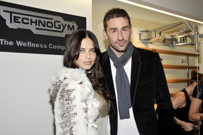  

Adriana Lima a Marko Jarić

Zpočátku to byla láska jako trám a spousta mužů zaplakala, když se dozvěděla, že se brazilská topmodelka a oblíbený „andílek“ značky Victoria's Secret Adriana Lima vdala. Došlo k tomu na Valentýna roku 2009. Při přísně utajovaném obřadu si vzala hvězdu NBA Marka Jariće a jen o pár měsíců později přišla na svět jejich první dcera Valentina. V září 2012 pak modelka porodila dceru Siennu. Pár se rozešel v květnu 2014 a jejich rozvod trval celé dva roky.
