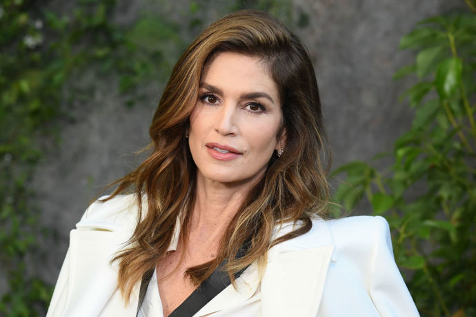  

Americká supermodelka Cindy Crawford (20. 2. 1966) zářila nejen na přehlídkových molech světoznámých značek, ale i na televizních obrazovkách. Její reklama na Diet Pepsi je stále považována za nejvýraznější moment americké reklamní popkultury.  
