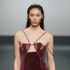 Nensi Dojaka Ready to Wear Fall Winter 2022
Nensi Dojaka hovoří drzou, avšak velice sofistikovanou řečí a budí v nás touhu obléct komplikovaně konstruované oděvy, které z těla nositelky odhalují maximum možného a konvencemi přijatelného.
Nensi Dojaka Ready to Wear Fall Winter 2022
Nensi Dojaka hovoří drzou, avšak velice sofistikovanou řečí a budí v nás touhu obléct komplikovaně konstruované oděvy, které z těla nositelky odhalují maximum možného a konvencemi přijatelného.