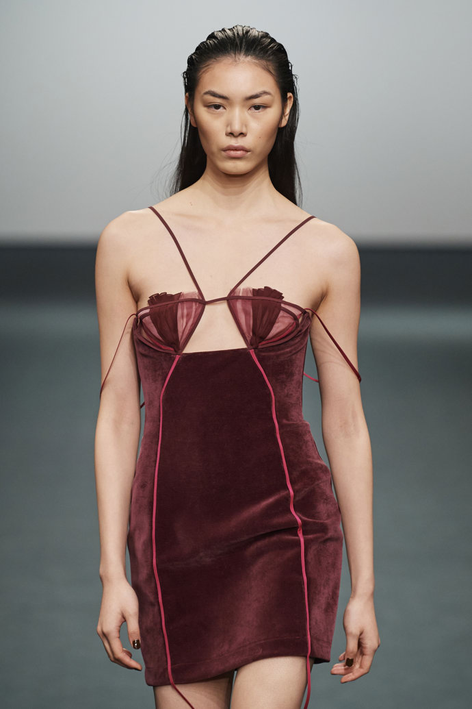 Nensi Dojaka Ready to Wear Fall Winter 2022
Nensi Dojaka hovoří drzou, avšak velice sofistikovanou řečí a budí v nás touhu obléct komplikovaně konstruované oděvy, které z těla nositelky odhalují maximum možného a konvencemi přijatelného.
Nensi Dojaka Ready to Wear Fall Winter 2022
Nensi Dojaka hovoří drzou, avšak velice sofistikovanou řečí a budí v nás touhu obléct komplikovaně konstruované oděvy, které z těla nositelky odhalují maximum možného a konvencemi přijatelného.