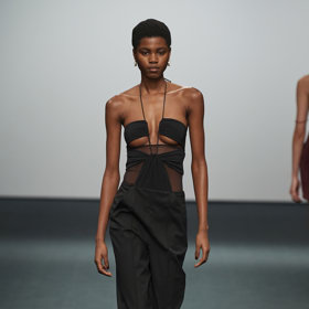 Nensi Dojaka Ready to Wear Fall Winter 2022
Nyní povýšila návrhářka albánského původu svou vizi na další úroveň a rozšířila svůj repertoár tak, aby byl inkluzivnější a kulturně ještě relevantnější.
Nensi Dojaka Ready to Wear Fall Winter 2022
Nyní povýšila návrhářka albánského původu svou vizi na další úroveň a rozšířila svůj repertoár tak, aby byl inkluzivnější a kulturně ještě relevantnější.