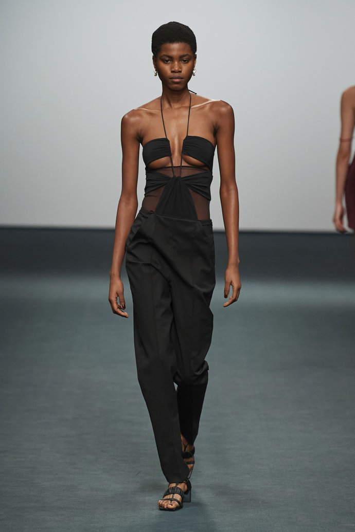 Nensi Dojaka Ready to Wear Fall Winter 2022
Nyní povýšila návrhářka albánského původu svou vizi na další úroveň a rozšířila svůj repertoár tak, aby byl inkluzivnější a kulturně ještě relevantnější.
Nensi Dojaka Ready to Wear Fall Winter 2022
Nyní povýšila návrhářka albánského původu svou vizi na další úroveň a rozšířila svůj repertoár tak, aby byl inkluzivnější a kulturně ještě relevantnější.