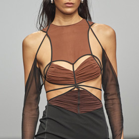 Nensi Dojaka Ready to Wear Fall Winter 2022
Zatím poslední vítězka ceny LVMH Prize zachycuje kolektivní duch doby a představuje pokračování kreativního procesu sestávajícího z přiléhavých siluet, uvázaných pásků a šňůrek nebo svůdných průstřihů, které jsou ‚‚sexy but not sexual‘‘.
Nensi Dojaka Ready to Wear Fall Winter 2022
Zatím poslední vítězka ceny LVMH Prize zachycuje kolektivní duch doby a představuje pokračování kreativního procesu sestávajícího z přiléhavých siluet, uvázaných pásků a šňůrek nebo svůdných průstřihů, které jsou ‚‚sexy but not sexual‘‘.