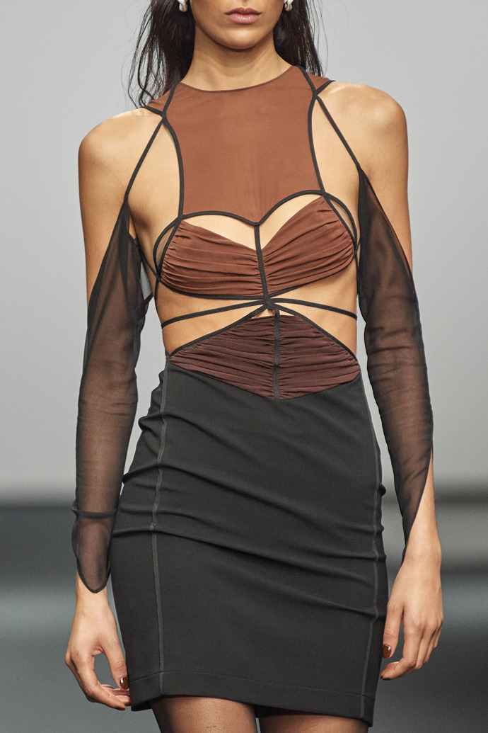 Nensi Dojaka Ready to Wear Fall Winter 2022
Zatím poslední vítězka ceny LVMH Prize zachycuje kolektivní duch doby a představuje pokračování kreativního procesu sestávajícího z přiléhavých siluet, uvázaných pásků a šňůrek nebo svůdných průstřihů, které jsou ‚‚sexy but not sexual‘‘.
Nensi Dojaka Ready to Wear Fall Winter 2022
Zatím poslední vítězka ceny LVMH Prize zachycuje kolektivní duch doby a představuje pokračování kreativního procesu sestávajícího z přiléhavých siluet, uvázaných pásků a šňůrek nebo svůdných průstřihů, které jsou ‚‚sexy but not sexual‘‘.