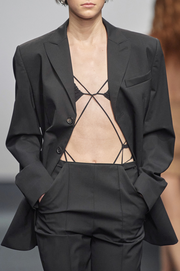 Nensi Dojaka Ready to Wear Fall Winter 2022
Nensi prý prohlásila, že její voyeuristicky svůdné šaty jsou pro ženy všech velikostí – a na důkaz toho na molo vyslala stroze oděné modelky, které její slova naplňují každým svým coulem.
Nensi Dojaka Ready to Wear Fall Winter 2022
Nensi prý prohlásila, že její voyeuristicky svůdné šaty jsou pro ženy všech velikostí – a na důkaz toho na molo vyslala stroze oděné modelky, které její slova naplňují každým svým coulem.