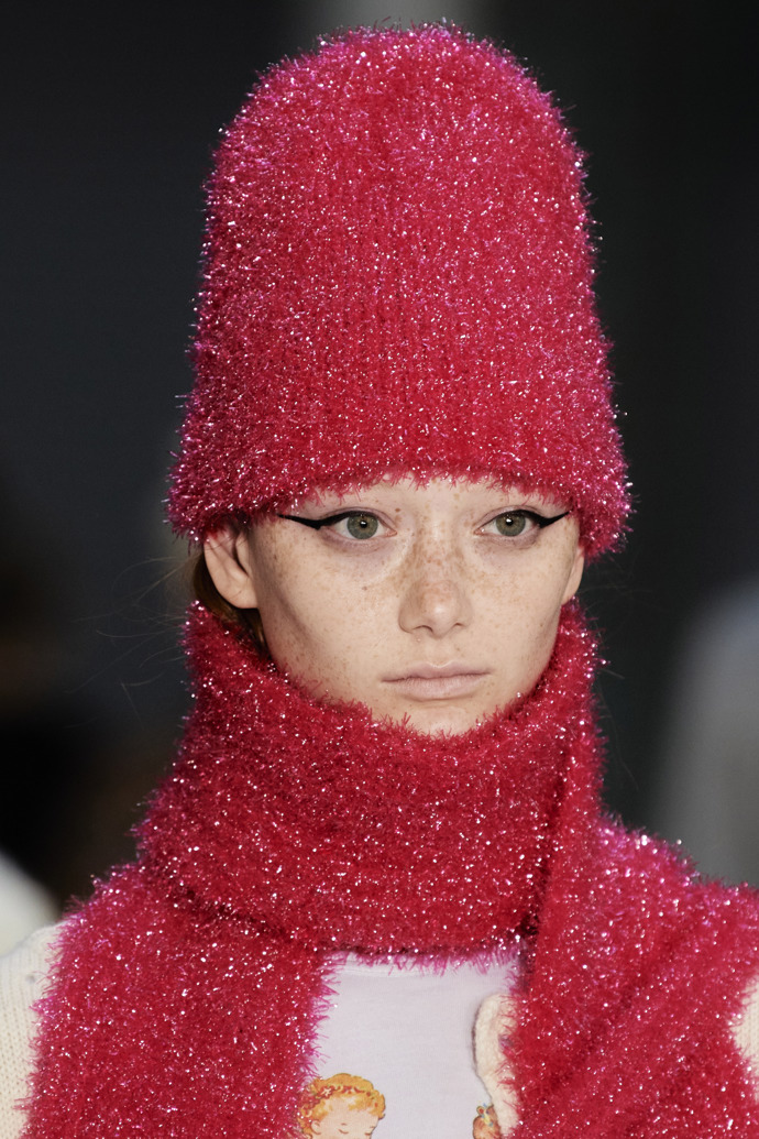 Molly Goddard Ready to Wear Fall Winter 2022
O dávku romantiky se postarala britská návrhářka Molly Goddard.
Molly Goddard Ready to Wear Fall Winter 2022
O dávku romantiky se postarala britská návrhářka Molly Goddard.