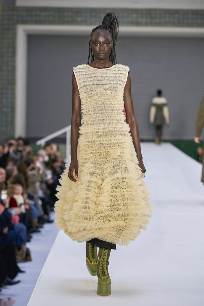 Molly Goddard Ready to Wear Fall Winter 2022
Velké boty i pohodlné kardigany, objemné tylové sukně s volány.
Molly Goddard Ready to Wear Fall Winter 2022
Velké boty i pohodlné kardigany, objemné tylové sukně s volány.