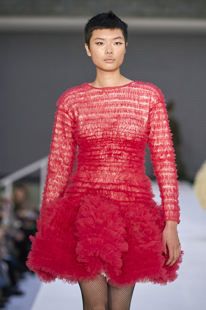 Molly Goddard Ready to Wear Fall Winter 2022
Radost a slabost pro romantiku se promítly do kolekce nositelného denního oblečení i výrazných solitérů a staly se virtuózní ukázkou toho, co dělá z Molly tak důležitou součást londýnské módní scény.
Molly Goddard Ready to Wear Fall Winter 2022
Radost a slabost pro romantiku se promítly do kolekce nositelného denního oblečení i výrazných solitérů a staly se virtuózní ukázkou toho, co dělá z Molly tak důležitou součást londýnské módní scény.