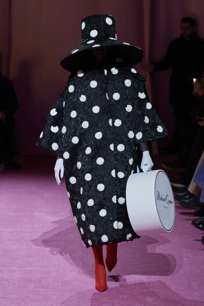 Richard Quinn Ready to Wear Fall Winter 2022
S květinovými vzory a puntíky návrhář rozhodně nešetřil a postaral se tak o to, že bylo stále na co koukat.
Richard Quinn Ready to Wear Fall Winter 2022
S květinovými vzory a puntíky návrhář rozhodně nešetřil a postaral se tak o to, že bylo stále na co koukat.