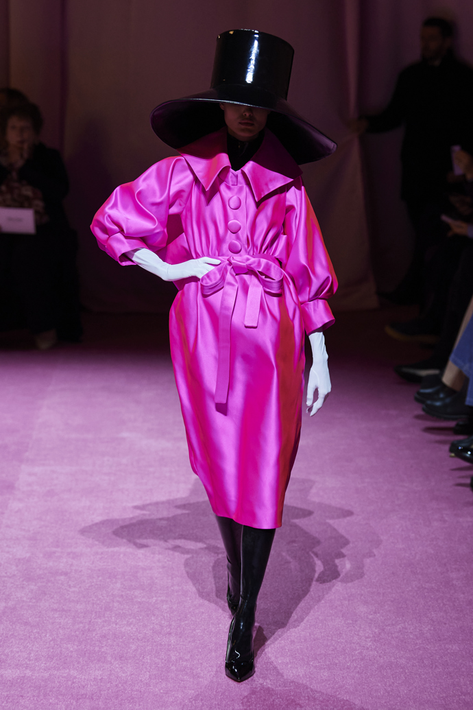Richard Quinn Ready to Wear Fall Winter 2022
Vždyť právě v tom se ukrývá ona odvaha, kterou na módních molech vidět chceme.
Richard Quinn Ready to Wear Fall Winter 2022
Vždyť právě v tom se ukrývá ona odvaha, kterou na módních molech vidět chceme.