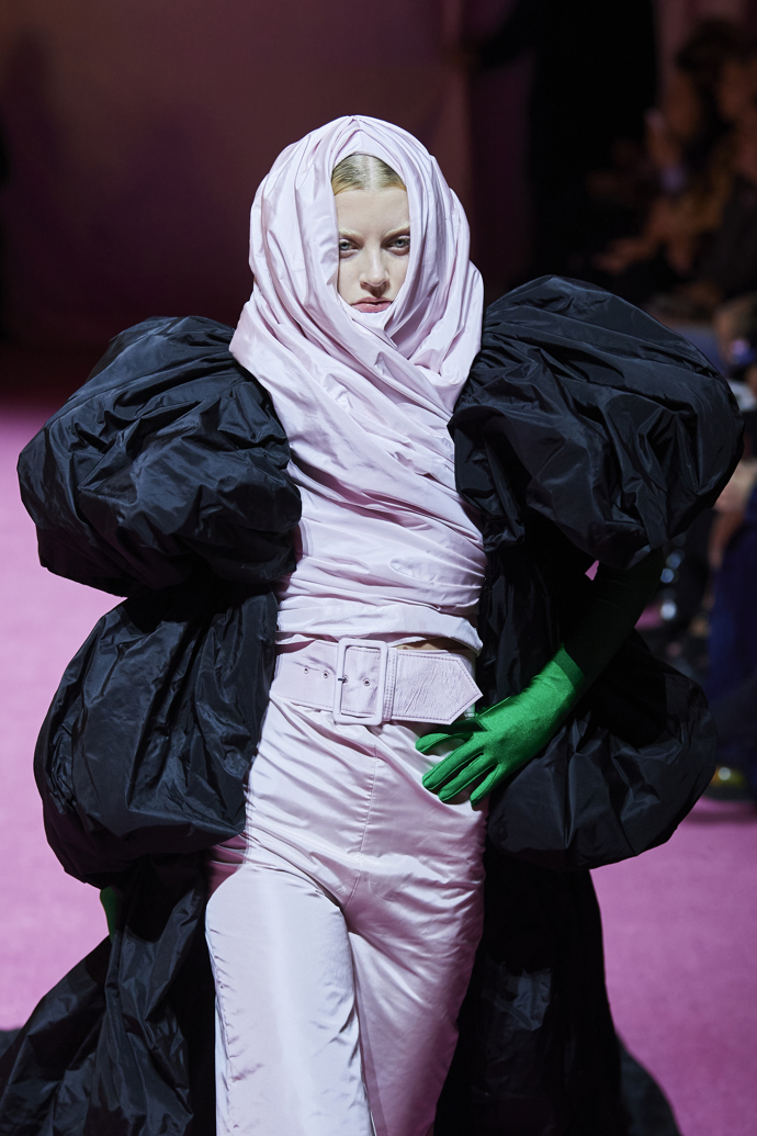 Richard Quinn Ready to Wear Fall Winter 2022
Okázalost, hravost a experiment s dekonstrukcí oděvu sehrály pestré divadelní představení, které ještě o to více podpořily křiklavé barvy a výrazné potisky.
Richard Quinn Ready to Wear Fall Winter 2022
Okázalost, hravost a experiment s dekonstrukcí oděvu sehrály pestré divadelní představení, které ještě o to více podpořily křiklavé barvy a výrazné potisky.