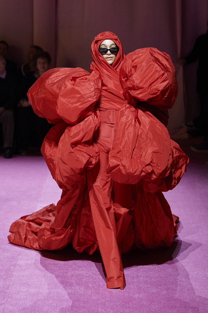 Richard Quinn Ready to Wear Fall Winter 2022
Doslova teatrálního vystoupení jsme měli tu možnost býti svědky na přehlídce Richard Quinn.
Richard Quinn Ready to Wear Fall Winter 2022
Doslova teatrálního vystoupení jsme měli tu možnost býti svědky na přehlídce Richard Quinn.
