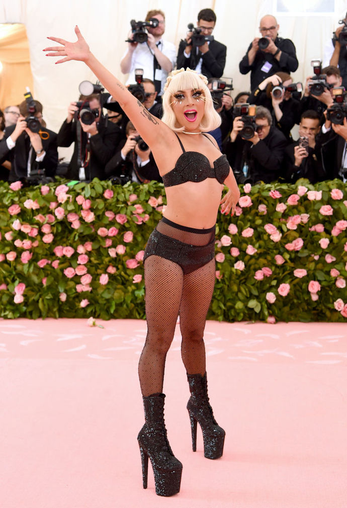  

Finálním lookem na Met Gala tak byl tento „camp” outfit.  

 
