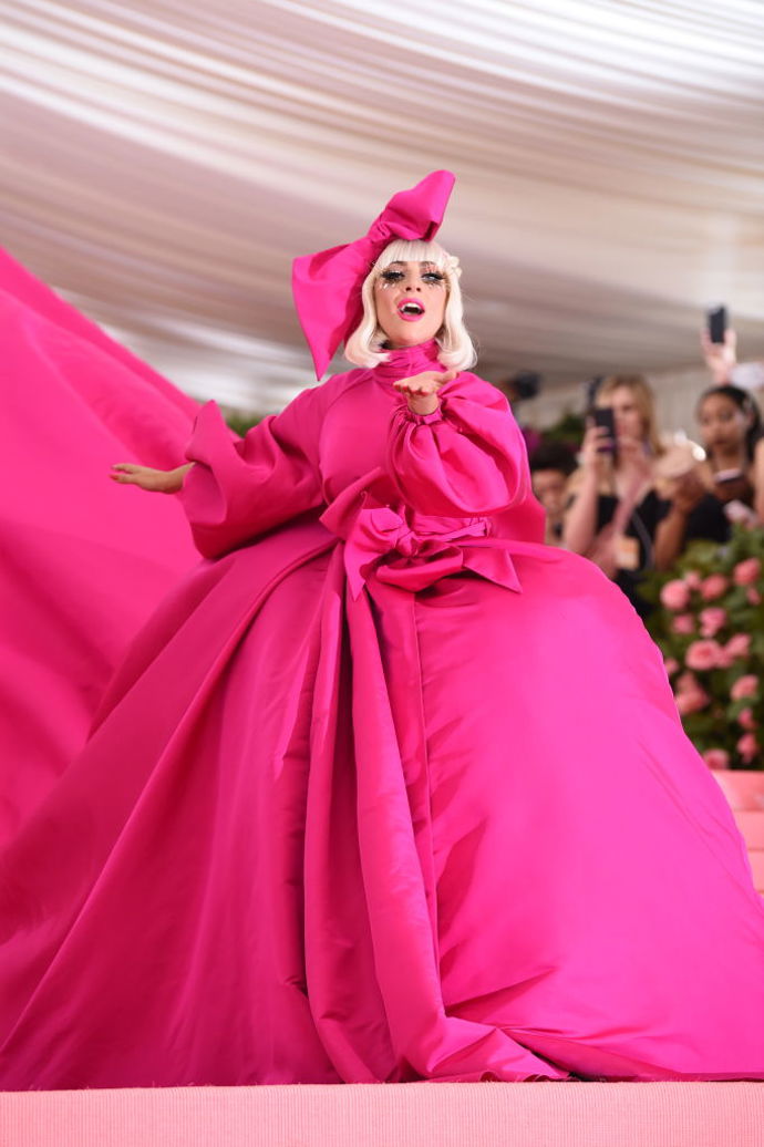  

V roce 2019 se stala ikonou Mat Gala. Tématem výstavy a potažmo i večera byl Camp: Notes on Fashion. Vskutku neexistuje nikdo, kdo by se s úkolem popral lépe. Na červený koberec dorazila v masivní fuchsiové róbě, která pod sebou skrývala další tři kostýmy.  

 
