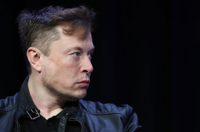 

Elon Musk

Známý vývojář a filantrop Elon Musk se rozhodl Ukrajinu podpořit nejenom finančně. Když ho minulý týden ukrajinský vicepremiér a ministr pro digitální transformaci Mykhalilo Fedorov veřejně požádal, zda by nemohl nad ukrajinským územím zprovoznit satelitní internet Starlink, na nic nečekal a vyšel mu vstříc. „Služba Starlink je nyní na Ukrajině aktivní. Na cestě jsou další terminály,“ napsal na Twitter zakladatel SpaceX. 

