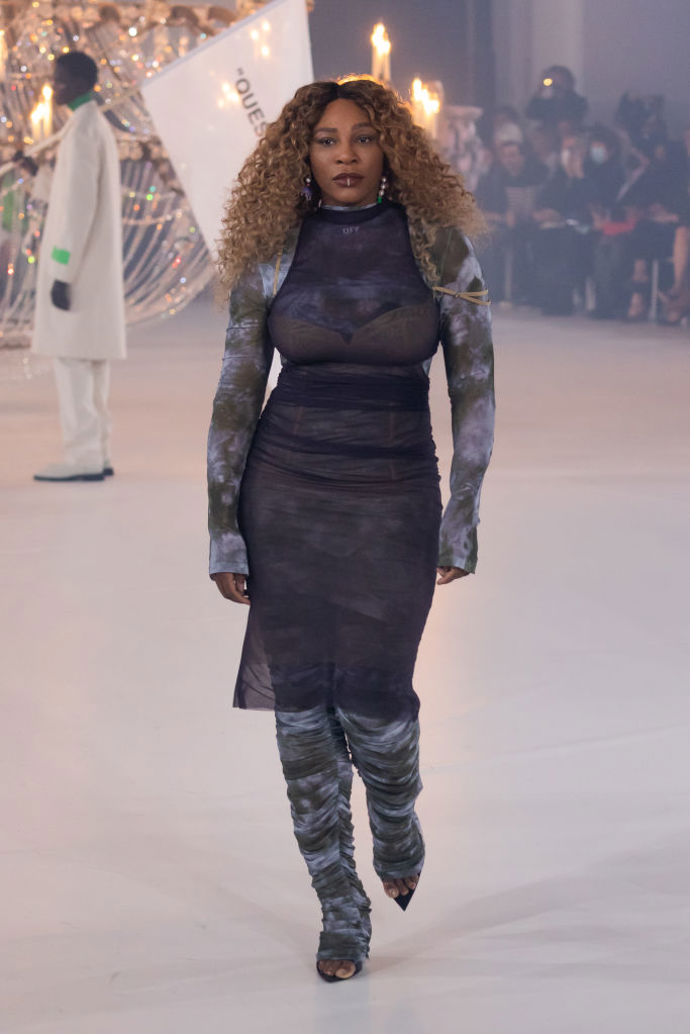  

V rámci fashion weeku se také prošla po mole při show Virgila Abloha během přehlídky Off-White.
