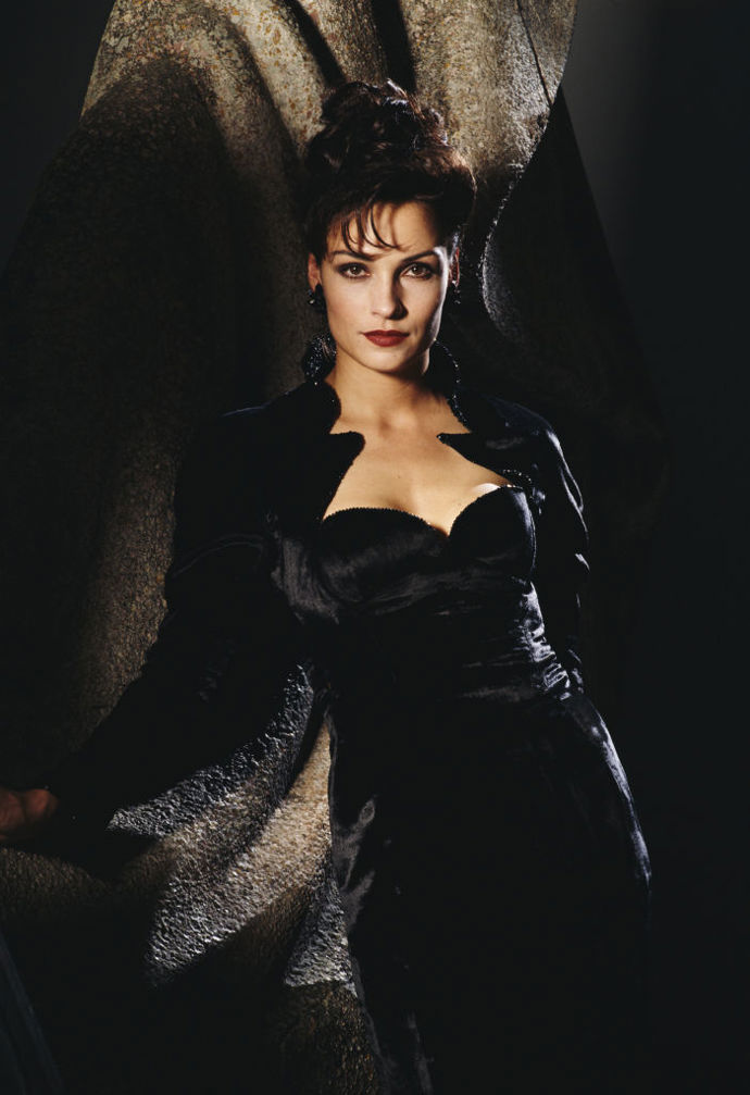  

Famke Janssen – Goldeneye, 1995

Kde nacházejí mezinárodní špioni čas na nákupy tak překrásných rób, to se asi nikdy nedozvíme. Jedno je však jasné – každá bondovka je absolutní pastvou pro oči, a to nejen v rámci kostýmů. Velmi nedoceněným, avšak zapamatovatelným kostýmem, je i tento. Little black dress v čistě devadesátkovém moodu vytvořila pro špiónku Xenii Onatopp (Famke Janssen) kostýmní návrhářka Lindy Hemming, která mimo jiné pracovala na filmu Wonder Woman (2017), Batman Begins (2005) či The Dark Knight (2008). Dnes jsou tyto šaty vystaveny ve sbírce filmového studia Metro-Goldwyn-Mayer (MGM).

 
