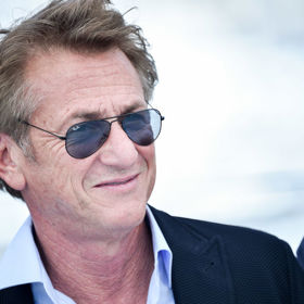  

Sean Penn

Oscarový herec Sean Penn si vysloužil obdiv za to, že se do ukrajinské situace aktivně zapojil, a dokonce šel spolu s ukrajinskými uprchlíky pěšky k polským hranicím. Umělec v zemi od podzimu natáčí dokument o konfliktu Ruska s Ukrajinou. V rámci svého prohlášení na Twitteru označil prezidenta Zelenského a Ukrajince za „historické symboly odvahy a principu“ a jednání Putina odsoudil jako „brutální chybu“, která má na svědomí lidské životy a zlomená srdce. „Pokud Ukrajině dovolíme bojovat osamoceně, duše Ameriky bude navždy ztracena,“ napsal. 
