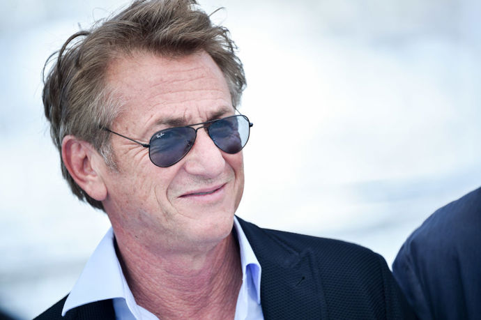  

Sean Penn

Oscarový herec Sean Penn si vysloužil obdiv za to, že se do ukrajinské situace aktivně zapojil, a dokonce šel spolu s ukrajinskými uprchlíky pěšky k polským hranicím. Umělec v zemi od podzimu natáčí dokument o konfliktu Ruska s Ukrajinou. V rámci svého prohlášení na Twitteru označil prezidenta Zelenského a Ukrajince za „historické symboly odvahy a principu“ a jednání Putina odsoudil jako „brutální chybu“, která má na svědomí lidské životy a zlomená srdce. „Pokud Ukrajině dovolíme bojovat osamoceně, duše Ameriky bude navždy ztracena,“ napsal. 
