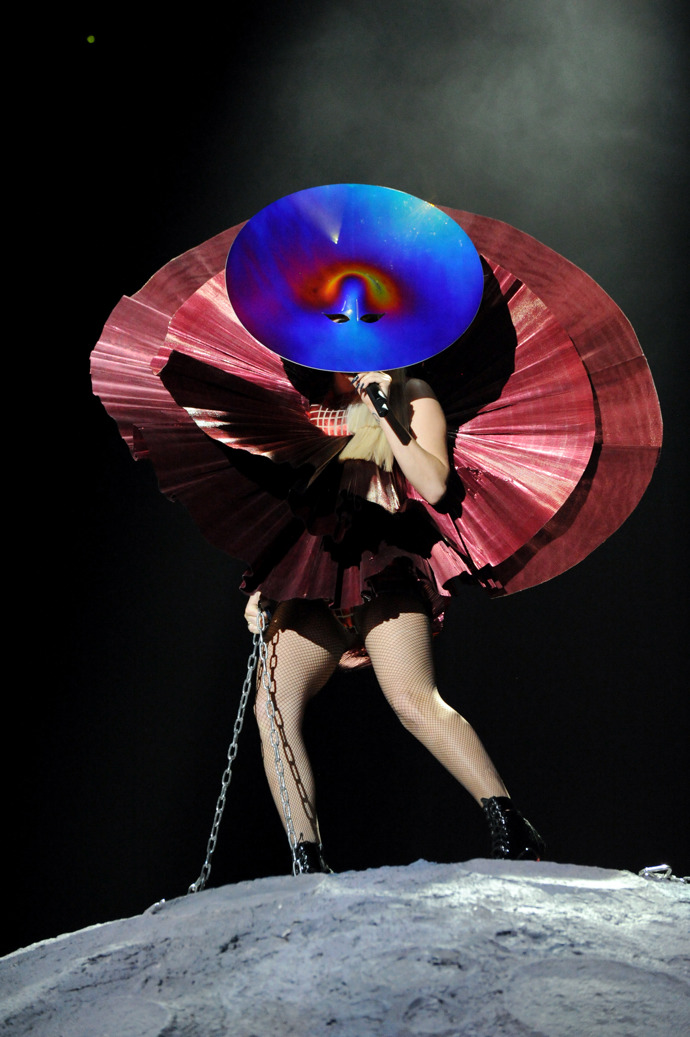  

MTV Europe Music Awards 2011. Performerka zpívala „Mary The Night” a oblékla si kostým z kovových disků z ateliéru Paco Rabane.  

 
