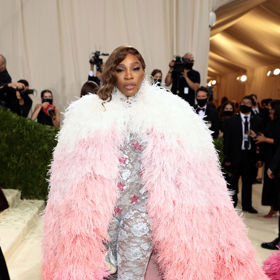 Na Met Gala v roce 2021 oblékla stříbrné body Gucci s hvězdami a pelerínu potaženou peřím s dlouhou ombré vlečkou.
Na Met Gala v roce 2021 oblékla stříbrné body Gucci s hvězdami a pelerínu potaženou peřím s dlouhou ombré vlečkou.
