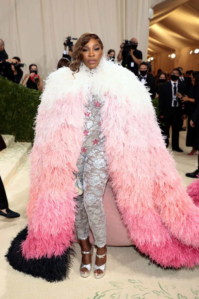  

Na Met Gala v roce 2021 oblékla stříbrné body Gucci s hvězdami a pelerínu potaženou peřím s dlouhou ombré vlečkou.
