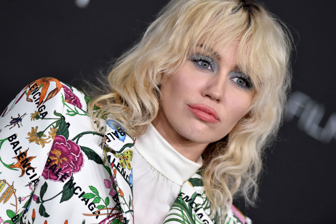  

Miley Cyrus

Svou lítost nad neutěšenou situací vyjádřila i rebelka Miley Cyrus. „Dnes ráno mě probudila srdcervoucí zpráva, že Ukrajina byla napadena. Mám ten nejneuvěřitelnější zážitek z natáčení Nothing Breaks Like a Heart v Kyjevě a navždy budu vděčná místním, kteří mě přivítali s otevřenou náručí. Jsem v solidaritě se všemi na Ukrajině i s globální komunitou, která volá po okamžitém ukončení tohoto násilí,“ zveřejnila hned 24. února na svém Instagramu.  
