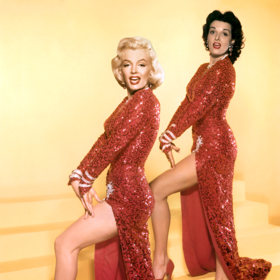 Dorothy a Lorelei
Do Jane Russell a Marilyn Monroe se zamilujete už ve chvíli, kdy ve filmu vystoupí zpoza třpytivého černého krajkového závěsu. Dorothy Shaw a Lorelei Lee měly takových momentů ve filmu spoustu. Klasika stříbrného plátna Páni mají radši blondýnky popisuje pouto ženského přátelství a ukazuje, jak se Dorothy a Lorelei neochvějně zbožňují a brání se navzájem. Jejich cíle jsou různé – Lorelei cílevědomě usiluje o finanční zabezpečení a Dorothy chce zábavu podle svých vlastních podmínek. Obě ženy ale používají svou inteligenci, vynalézavost a sex-appeal k tomu, aby se pohybovaly v omezeních sexistického světa dle svých pravidel.
Dorothy a Lorelei
Do Jane Russell a Marilyn Monroe se zamilujete už ve chvíli, kdy ve filmu vystoupí zpoza třpytivého černého krajkového závěsu. Dorothy Shaw a Lorelei Lee měly takových momentů ve filmu spoustu. Klasika stříbrného plátna Páni mají radši blondýnky popisuje pouto ženského přátelství a ukazuje, jak se Dorothy a Lorelei neochvějně zbožňují a brání se navzájem. Jejich cíle jsou různé – Lorelei cílevědomě usiluje o finanční zabezpečení a Dorothy chce zábavu podle svých vlastních podmínek. Obě ženy ale používají svou inteligenci, vynalézavost a sex-appeal k tomu, aby se pohybovaly v omezeních sexistického světa dle svých pravidel.