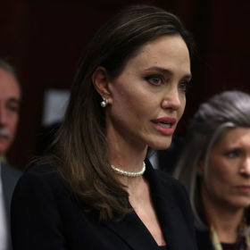  

Angelina Jolie

„Stejně jako mnozí z vás se modlím za lidi na Ukrajině. Zaměřuji se spolu s mými kolegy z @refugees na to, aby bylo uděláno vše, co je v našich silách, aby byla zajištěna ochrana a základní lidská práva vysídlených a uprchlíků v regionu. Již jsme viděli zprávy o obětech a lidech, kteří opouštějí své domovy, aby hledali bezpečí. Je příliš brzy na to, abychom věděli, co se stane, ale význam tohoto okamžiku – pro lid Ukrajiny a pro mezinárodní právní stát – nelze podceňovat,“ napsala na Instagramu Angelina Jolie, která zastává pozici zvláštní vyslankyně Vysokého komisaře OSN pro uprchlíky. Není proto divu, že byla jednou z prvních hvězd, které se do situace aktivně zapojily. 
