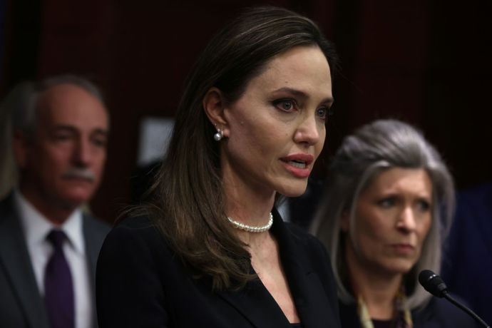 

Angelina Jolie

„Stejně jako mnozí z vás se modlím za lidi na Ukrajině. Zaměřuji se spolu s mými kolegy z @refugees na to, aby bylo uděláno vše, co je v našich silách, aby byla zajištěna ochrana a základní lidská práva vysídlených a uprchlíků v regionu. Již jsme viděli zprávy o obětech a lidech, kteří opouštějí své domovy, aby hledali bezpečí. Je příliš brzy na to, abychom věděli, co se stane, ale význam tohoto okamžiku – pro lid Ukrajiny a pro mezinárodní právní stát – nelze podceňovat,“ napsala na Instagramu Angelina Jolie, která zastává pozici zvláštní vyslankyně Vysokého komisaře OSN pro uprchlíky. Není proto divu, že byla jednou z prvních hvězd, které se do situace aktivně zapojily. 
