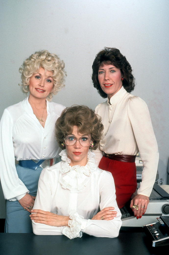  

Judy, Violet a Doralee

Tři sekretářky, které si ve filmu 9 to 5 zahrály Jane Fonda, Lily Tomlin a Parton, unesou svého sexistického šéfa a vedou firmu v jeho nepřítomnosti. Tři pracující ženy v New Yorku, které už mají dost toho, že nejsou dostatečně respektovány a placeny svým „sexistickým egoistickým lživým pokryteckým bigotním“ šéfem. Stanou se spiklenkyněmi a spojí se, aby ho sesadily, unesly a staly se přitom strůjkyněmi šťastnějšího a produktivnějšího pracoviště, když vedou firmu v jeho nepřítomnosti.

 
