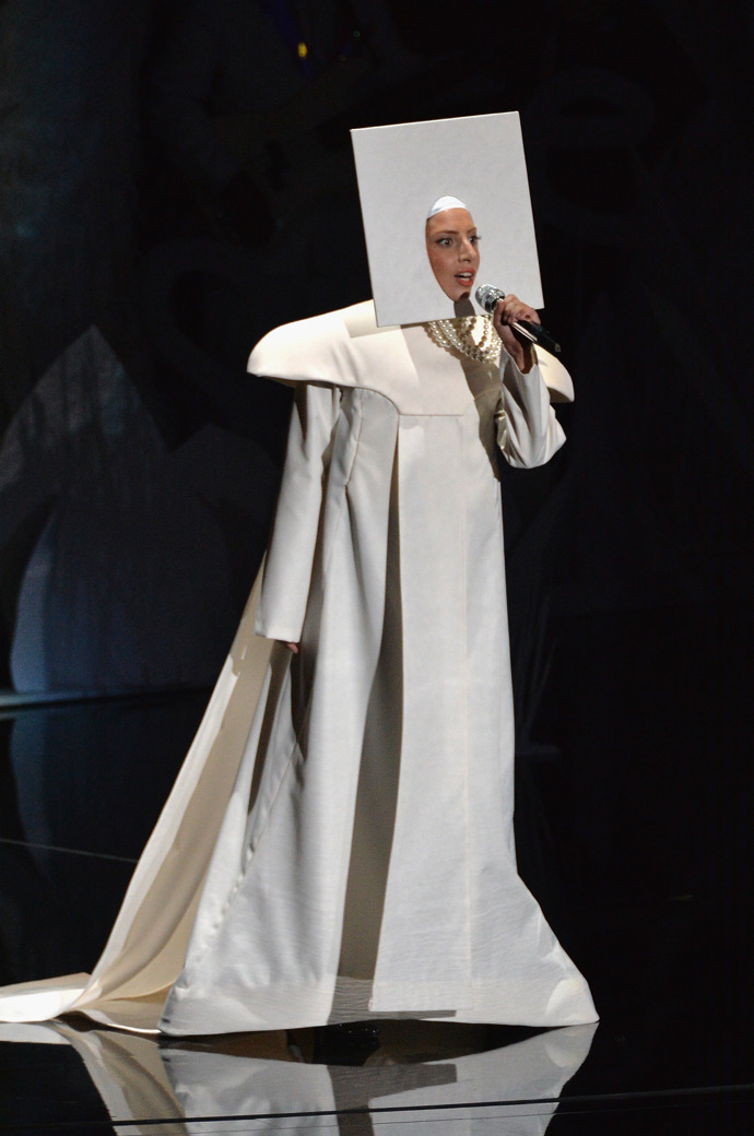  

Na MTV Music Awards v roce 2013 Gaga představila nový singl Applause z alba Artpop. Během performance změnila kostýmy celkem pětkrát – z haute jeptišky až na (skoro) nahou mořskou panu.  

 
