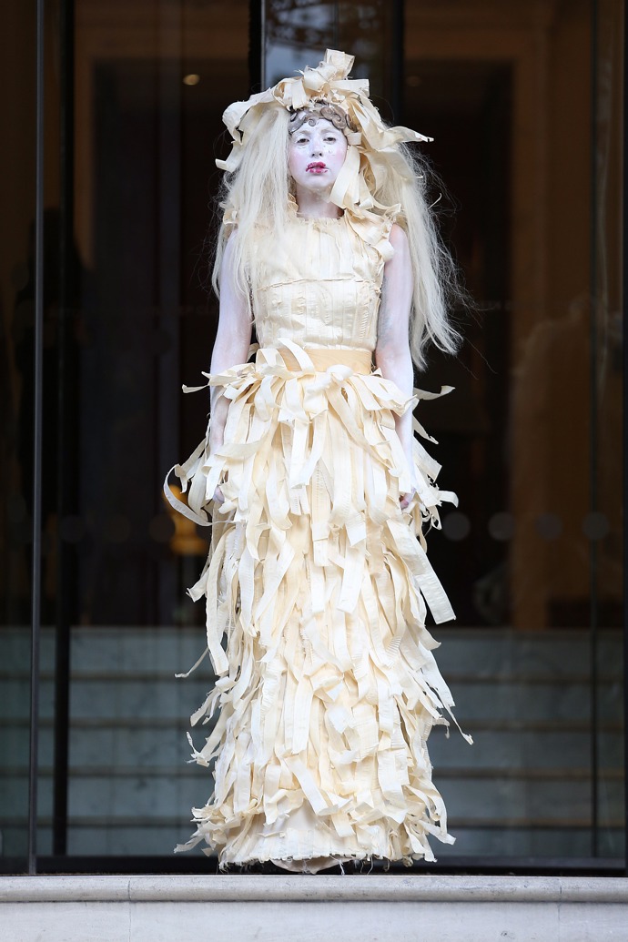  

Londýn 2013. I obyčejná cesta z hotelu se pro Gaga proměnila v art performance.  
