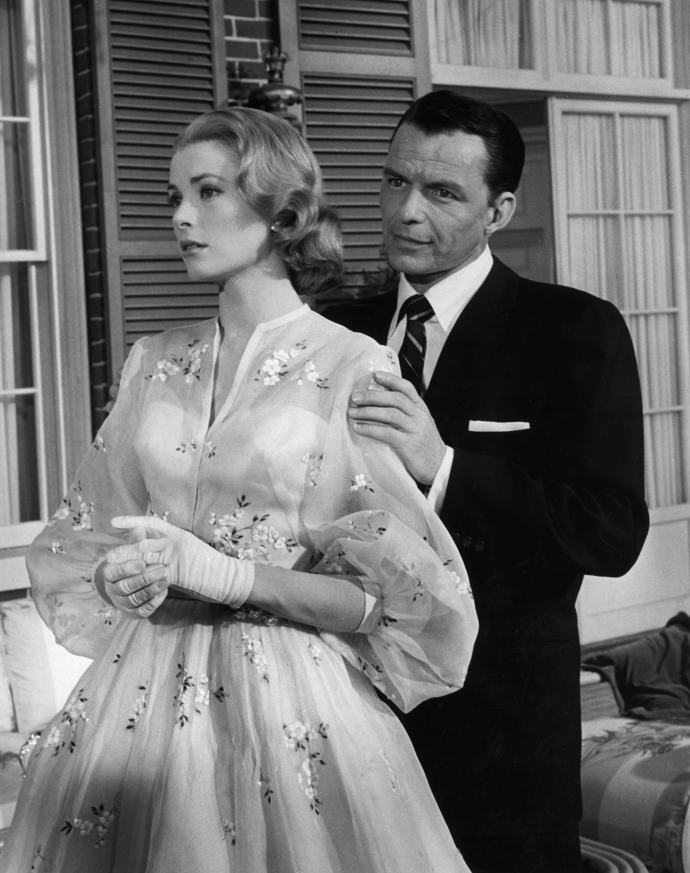  

Grace Kelly – High Society, 1956

Hudební film „Z nóbl společnosti” je znám především díky Franku Sinatrovi a jeho hudebním číslům. Naši pozornosti však neunikly ani kostýmy z dílny Hellen Rose. Konkrétně tyto a-line s nabíranými rukávy a vyšívanými květy měla na sobě Grace Kelly v rámci své filmové svatby. Dokonale ilustrovaly americkou módu padesátých let a byly natolik populární, že se dostaly i do speciální edice výstřižků pro papírové panenky. V roce 2007 je odkoupil irský obchodník William Doyle za téměř 280 tisíc dolarů.

 
