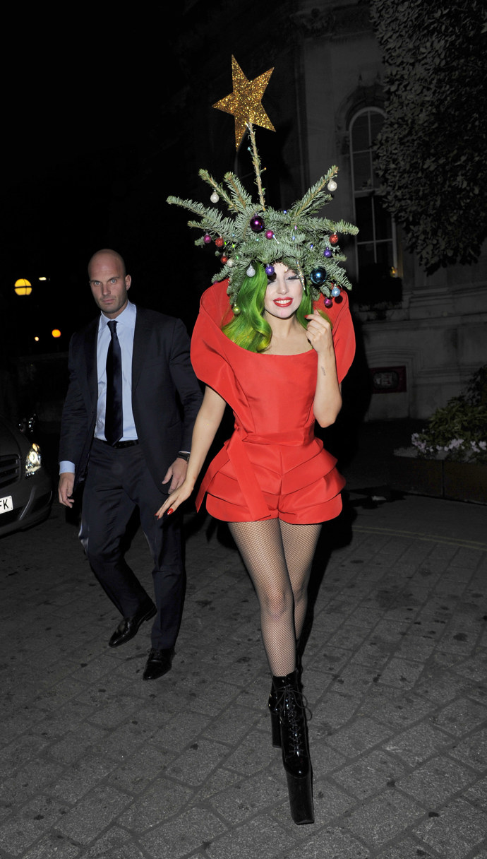  

I vánoční outfit umí Lady Gaga proměnit v mistrovské dílo. Tento outfit zvolila na londýnský Jingle Bell Ball v roce 2013.  

 
