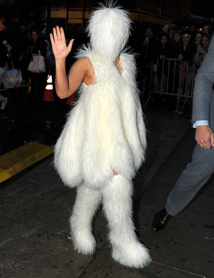  

Celkem sedm koncertů měla v roce 2014 Lady Gaga v newyorském Roseland Ballroom. Takto dorazila na jeden z nich.  

 
