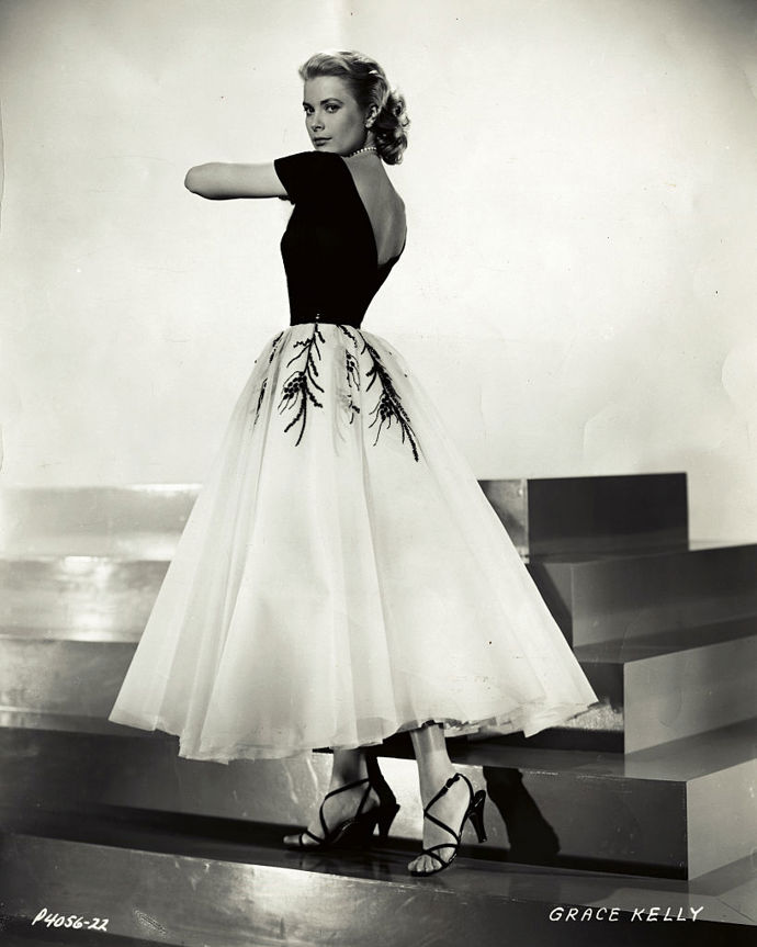  

Grace Kelly – Rare Window, 1954

Film Alfreda Hitchcocka „Okno do dvora” se dnes považuje za klasiku žánru. A mimo jiné vynesl herečce Grace Kelly největší filmovou slávu. V roce 1998 byl dokonce natočen remake filmu s tehdy již ochrnutým Christopherem Reevem (Superman). Ikonické šaty Grace Kelly tehdy vyrobila legendární Edith Head, která byla za svou kariéru nominována na Oscara za nejlepší kostýmy celkem pětatřicetkrátkrát (10 zlatých sošek si odnesla). Stala se tak nejúspěšnější ženou Hollywoodu v tomto oboru. Cena těchto šatů se podle aukční síně Christie's odhaduje na skoro 11 tisíc dolarů.

 
